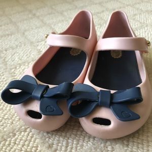 Mini Melissa light pink Mary Janes with navy bows